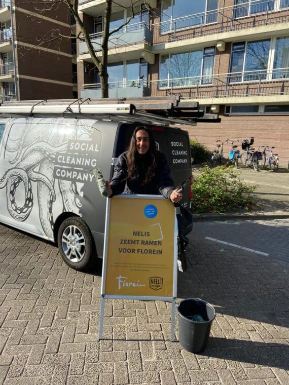 Nelis zeemt de ramen voor klanten van Florein