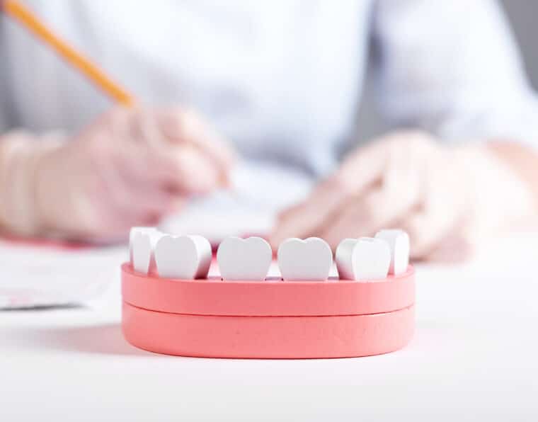 De beste manier om een kunstgebit schoon te maken